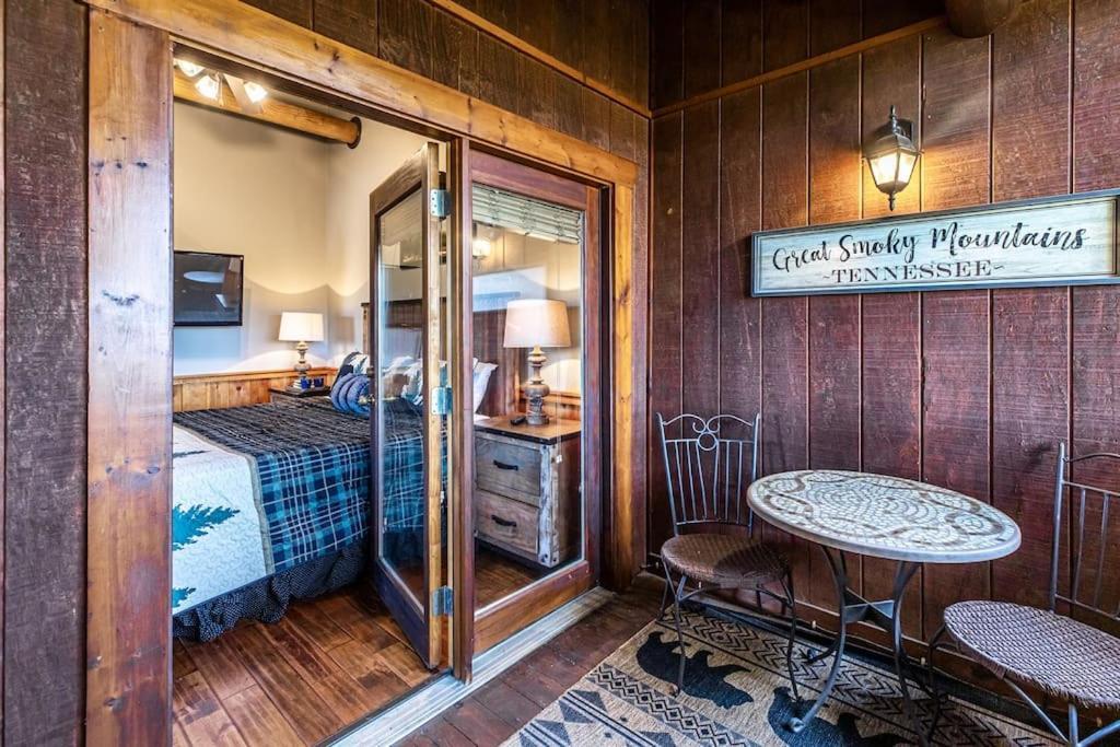 2 Miles From Dollywood Family Resort With Seasonal Outdoor Swimming Pool, Year Around Heated Indoor Swimming Pool, Townhome Style Cabin, Private Hot Tub, Arcade, Tv, Wifi, Kitchen With Refrigerator, Washer And Dryer Pigeon Forge Exterior foto